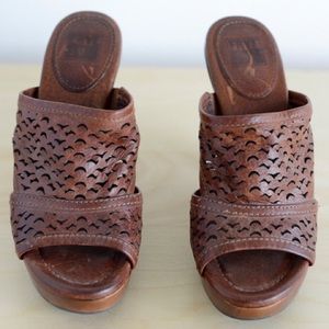 7.5 Frye “Sage Cut Slide” Leather Platform Sandals